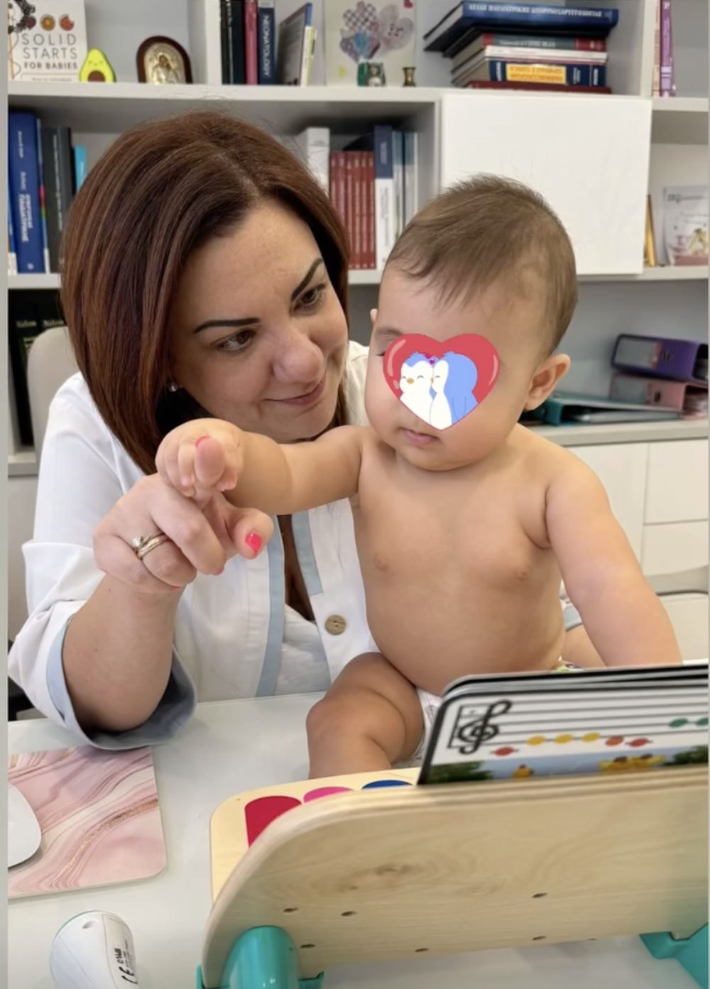 Η Δρ. Ελένη Πλέσσα με μωρό στο ιατρείο